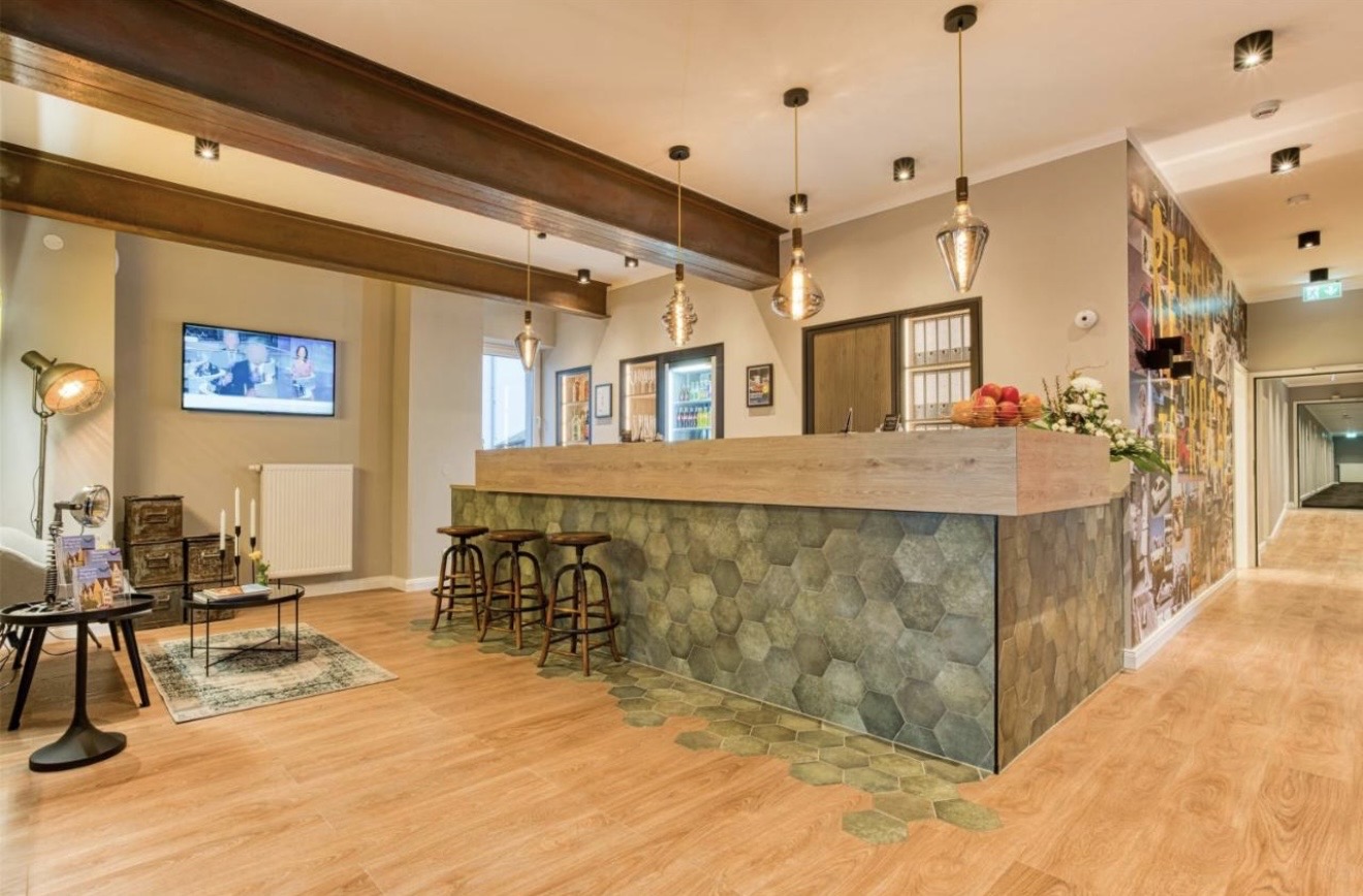 Lobby & Bar