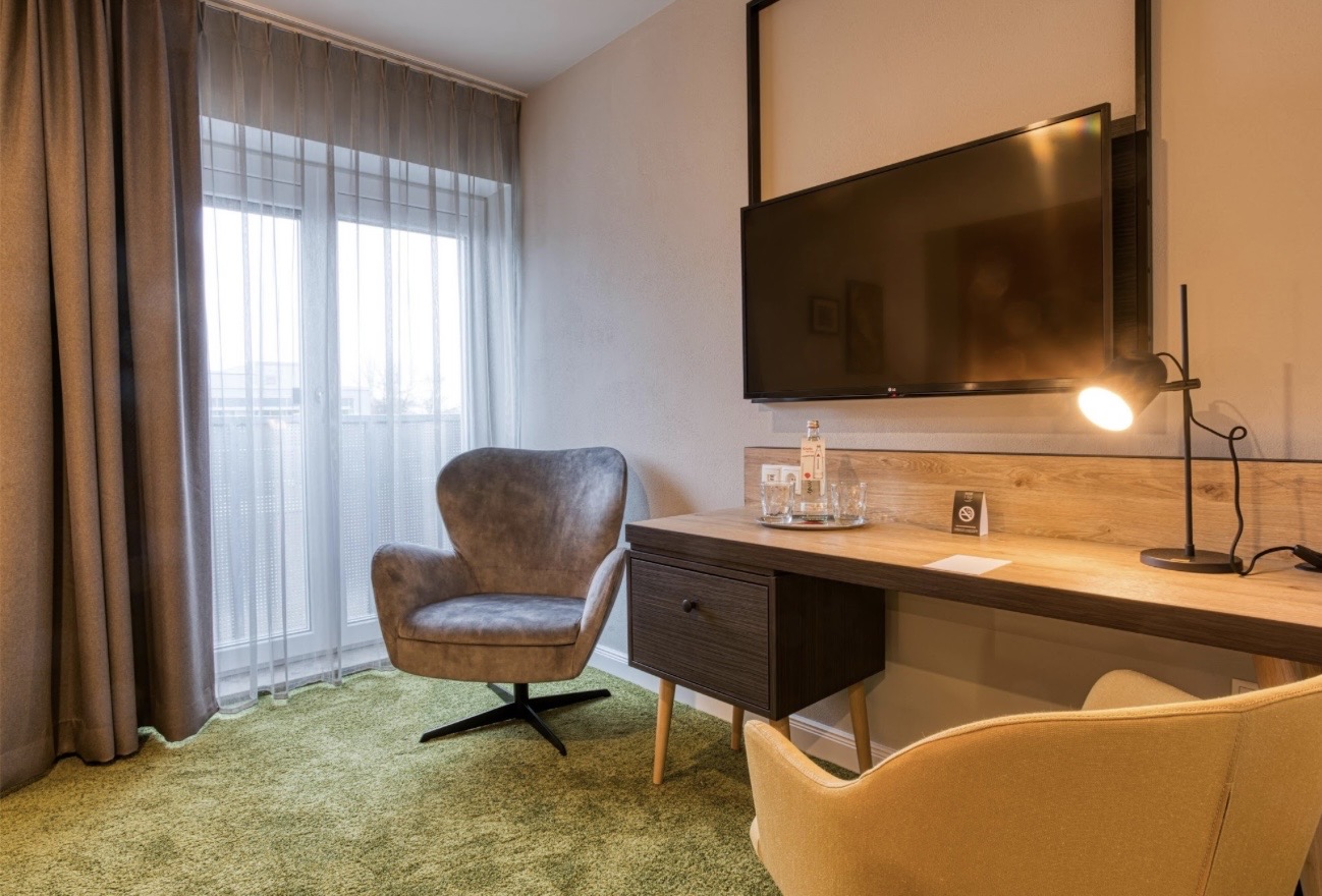 Zimmer mit Sessel und Arbeitsplatz